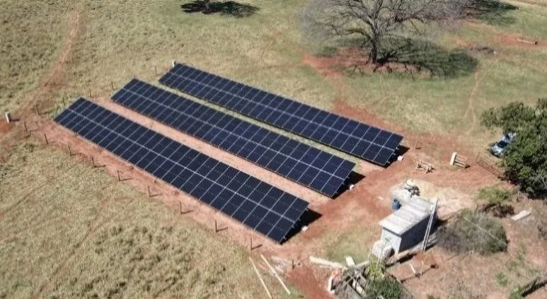 Usina solar no solo dos Produtores Família Ortiz, em Loanda, vista de drone